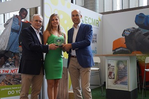AndrÃ© Vonk, Managing Director of ECMR (left) presents Stijn Wildiers, Managing Director of BOMA Benelux (right) with the ECMR Distributor Sustainability Award at ISSA/Interclean Amsterdam.
